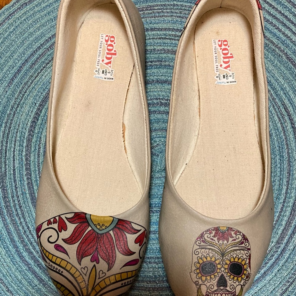 NWOT Goby Cream Flats with Artistic Skull Design